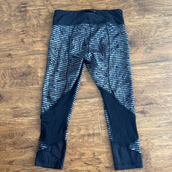 Lululemon feather print crops - Picture 9 of 12
